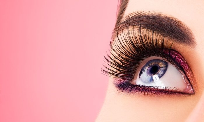 Extension of eyelashes in beauty salon with the help of natural qualitative materials