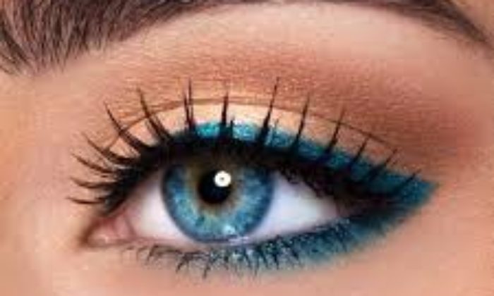 Permanent makeup of eyelids that creates brilliant effect