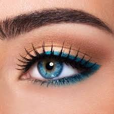 Permanent makeup of eyelids that creates brilliant effect